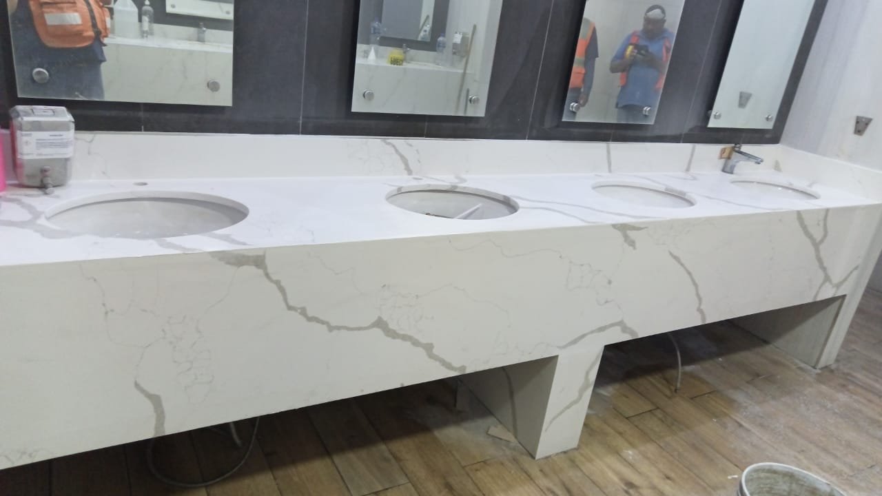 Lavabos y cubierta terminados en una adecuación interior