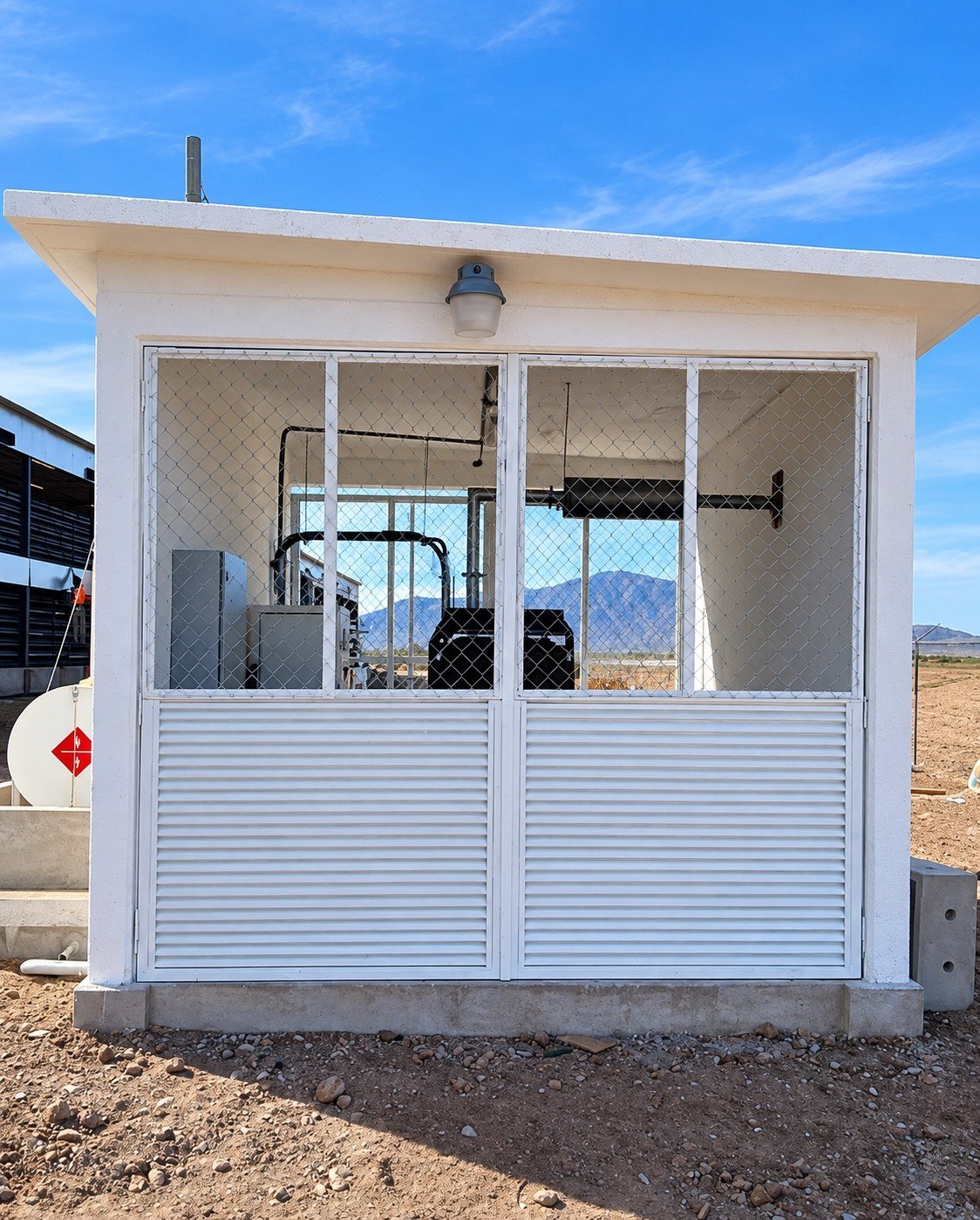 Caseta terminada con pintura blanca y puertas metálicas
