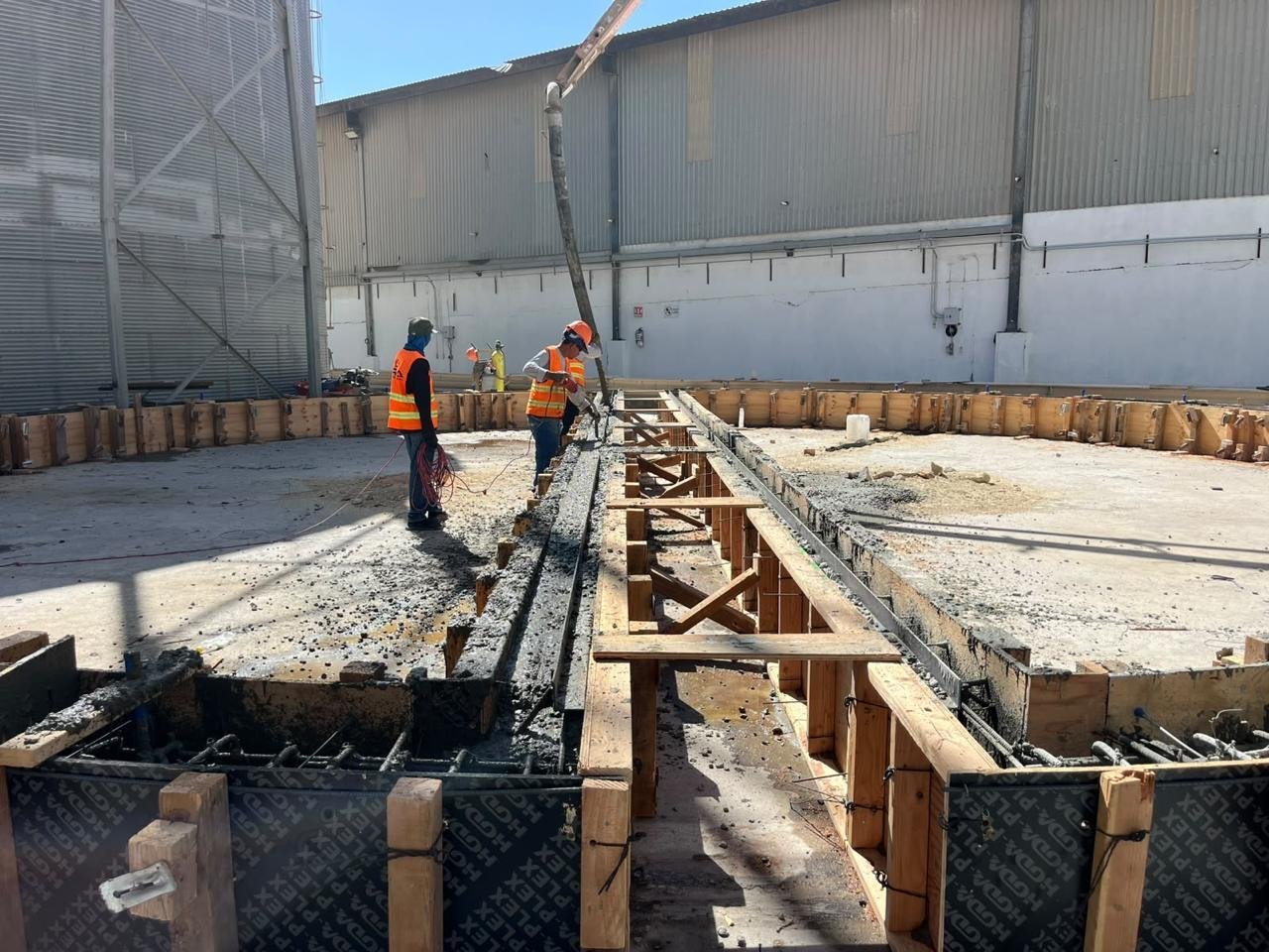 Cimbra y armado de obra civil junto a silos