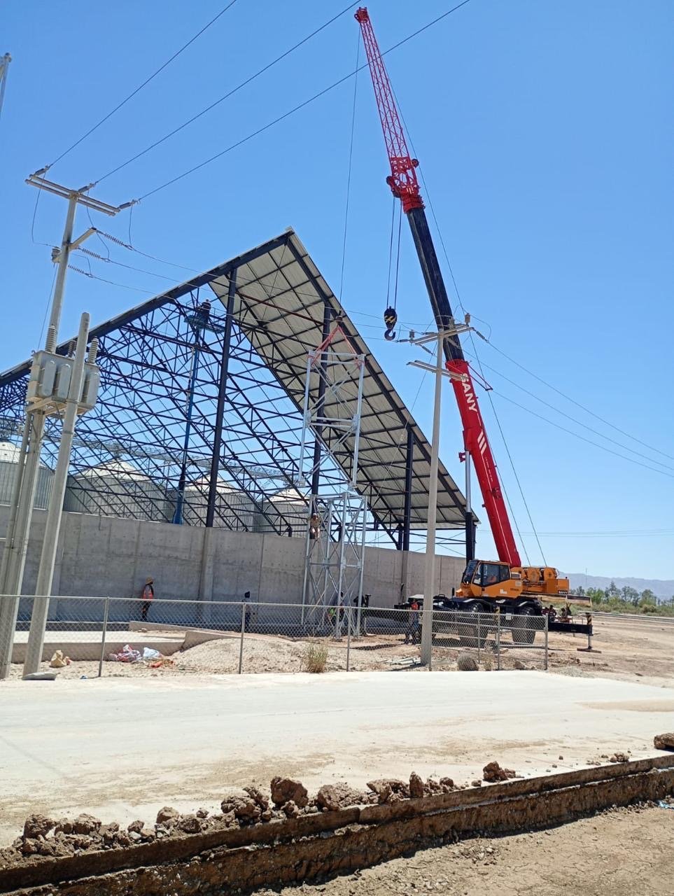 Grúa y estructura metálica de una techumbre en montaje