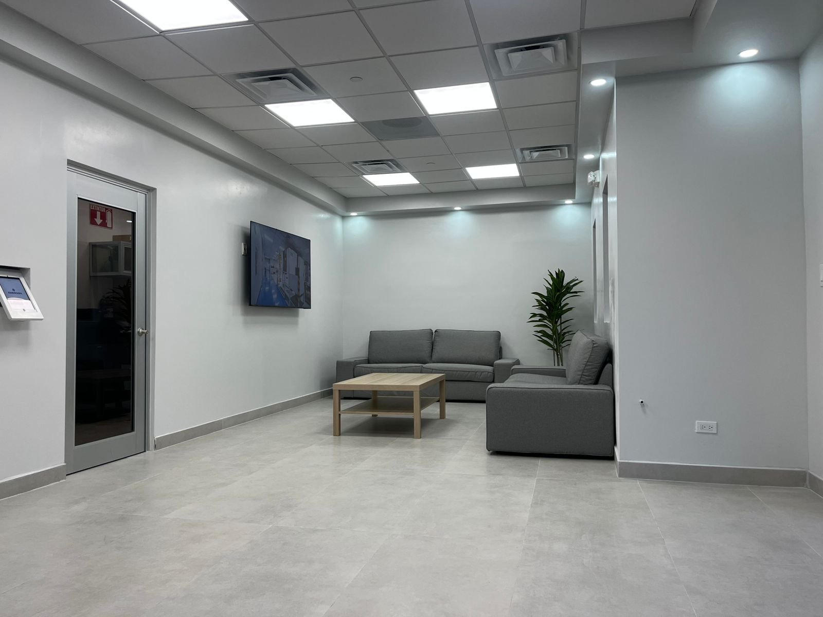 Área interior terminada con iluminación, plafón y acabados