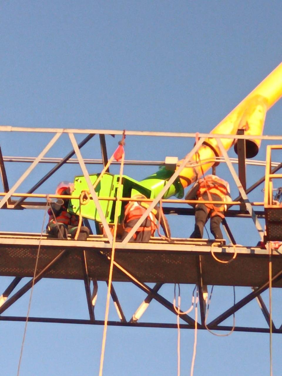 Personal con equipo de protección trabajando en una estructura elevada