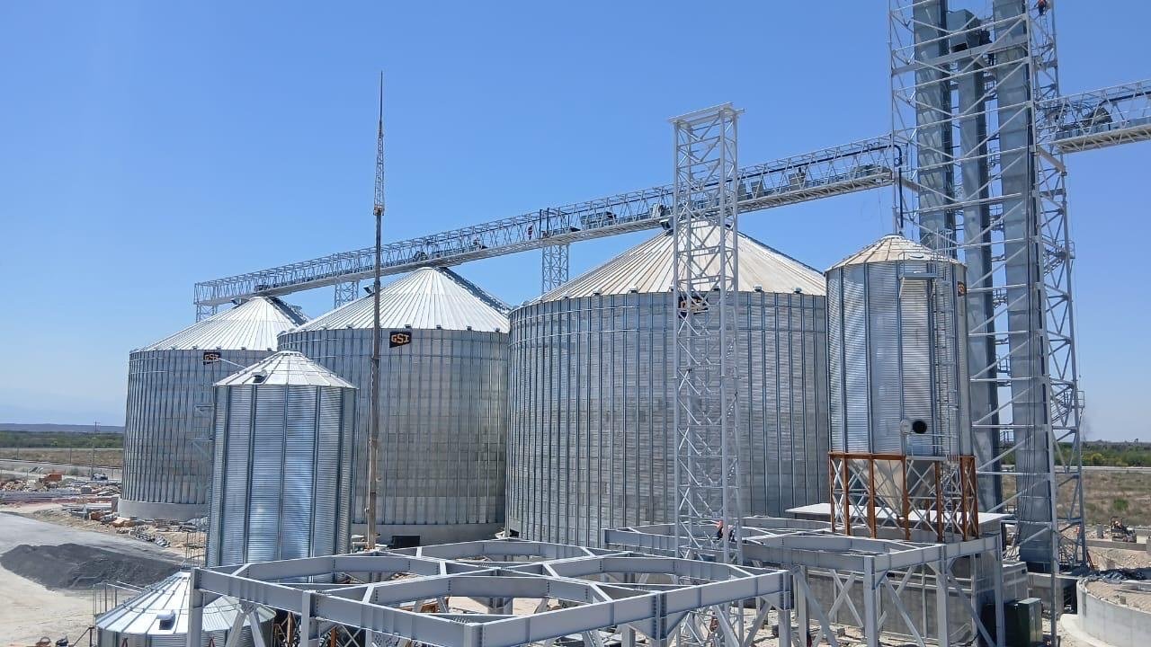 Vista general de silos, estructuras y transportadores