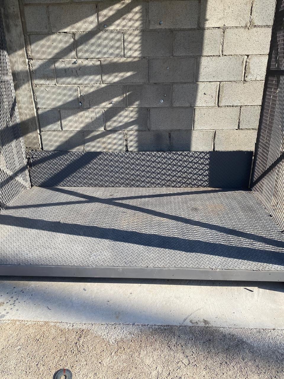 Detalle del piso de lámina antiderrapante de la jaula metálica
