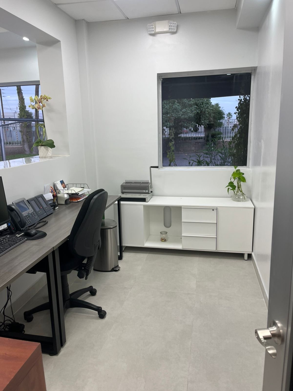Oficina de recepción terminada, con piso, plafón y acabados renovados