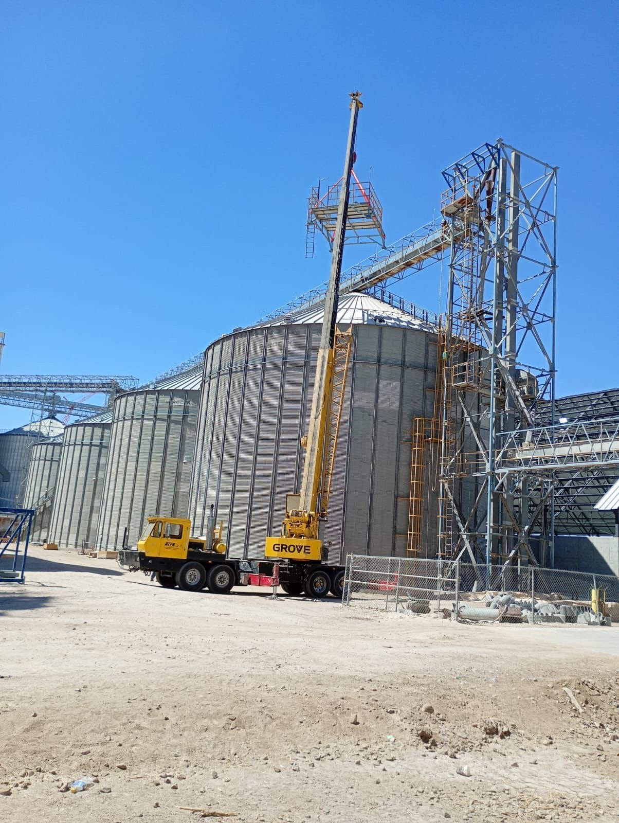 Vista vertical de silos y grúa en una instalación