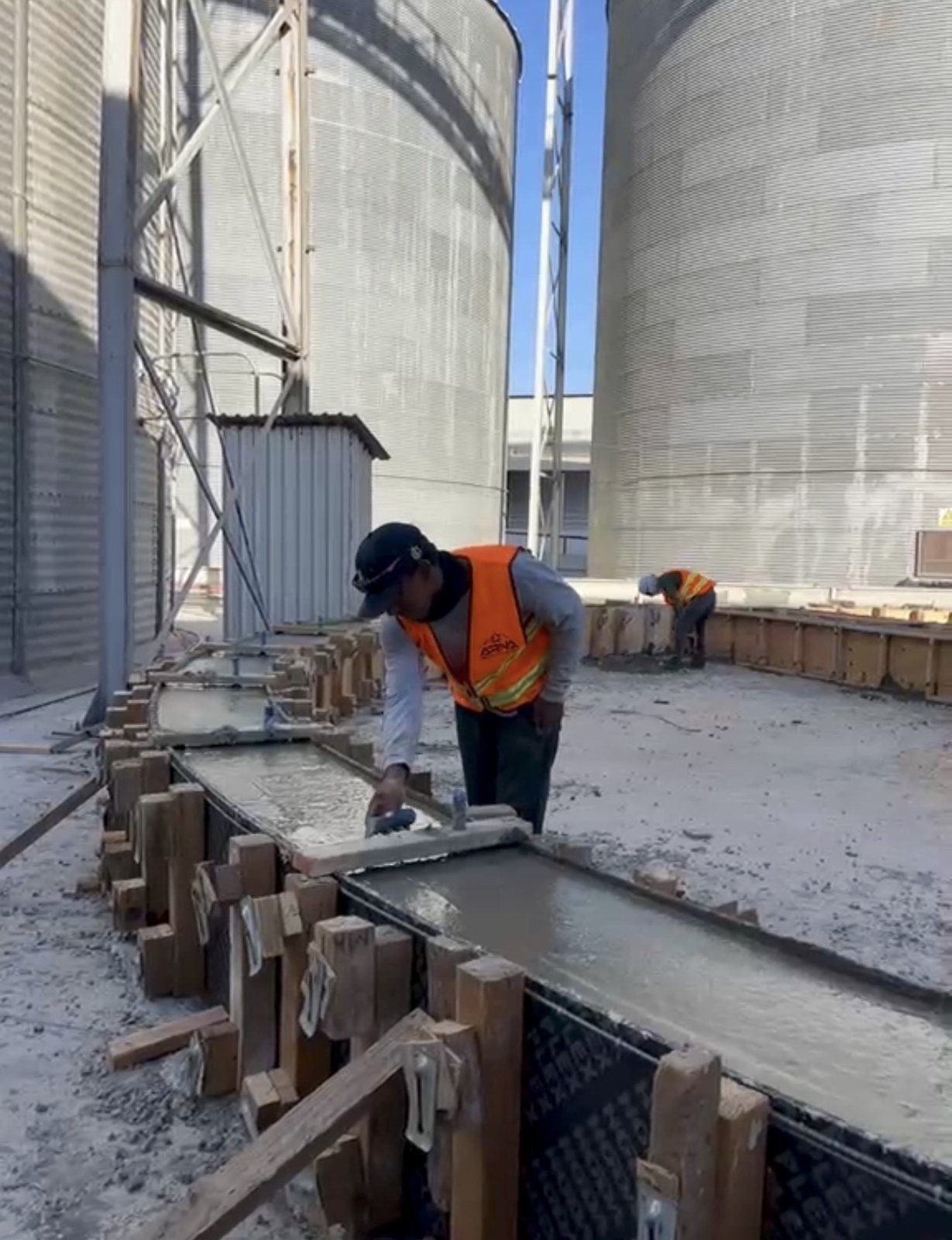 Personal ejecutando trabajos en cimbra de concreto