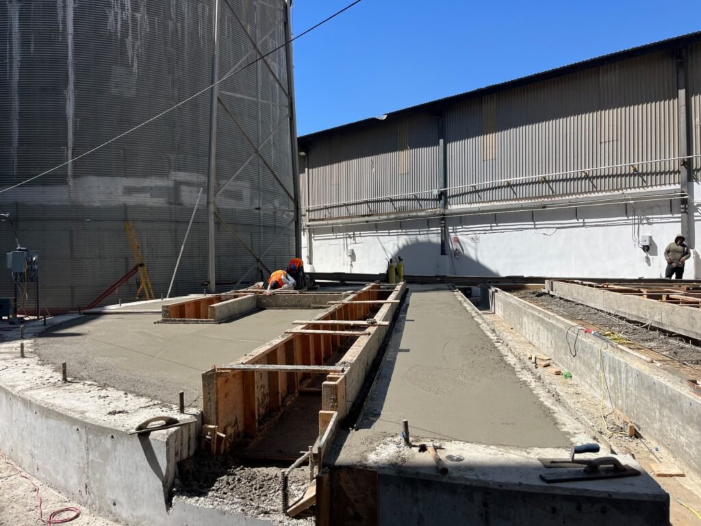 Avance del acabado del firme de concreto y canales con cimbra