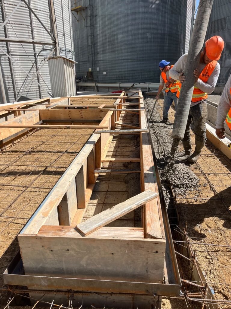 Detalle de la colocación de concreto entre las cimbras