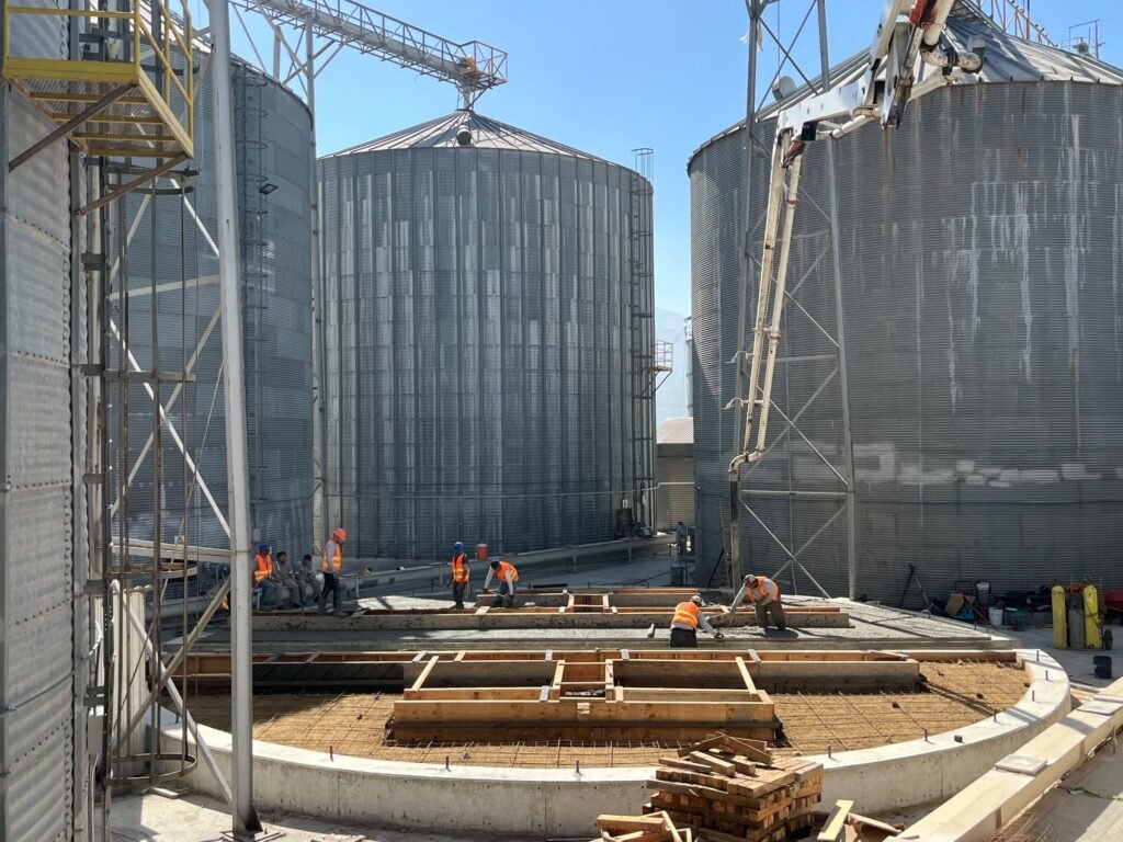 Vista general del colado de firme para silo en Tijuana